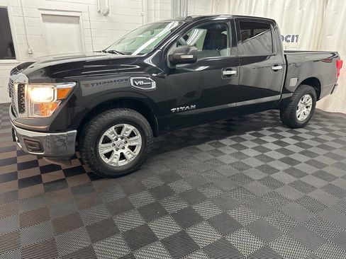 Used 2017 Nissan Titan SV image 5
