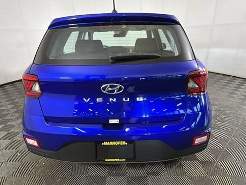 Certified 2025 Hyundai Venue SE FWD image 3