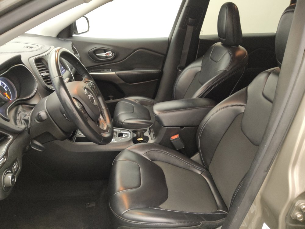 Used 2019 Jeep Cherokee Latitude Plus w/ Cold Weather Group FWD image 17