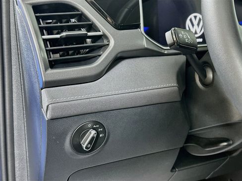 Used 2025 Volkswagen Taos SE AWD/4WD image 10