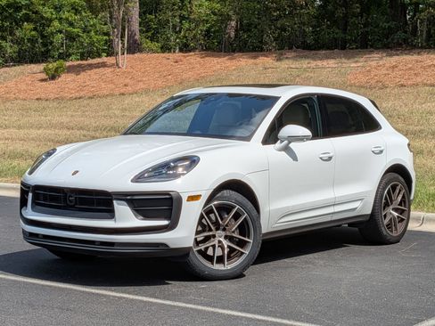 Certified 2024 Porsche Macan AWD/4WD image 1