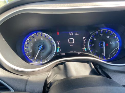 Used 2024 Chrysler Pacifica Touring-L FWD image 36