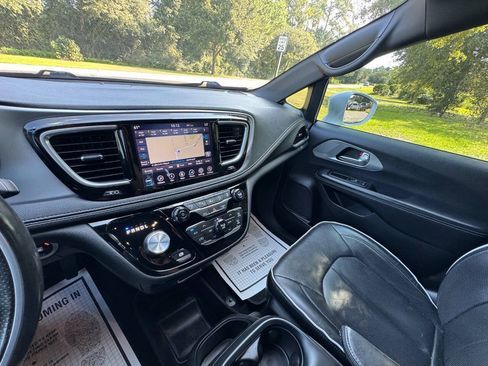 Used 2019 Chrysler Pacifica Limited w/ Advanced Safetytec Group FWD image 17