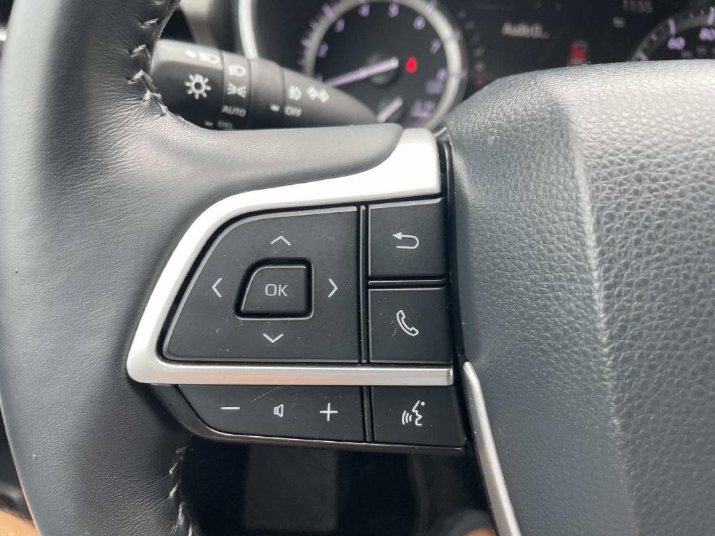 Used 2022 Toyota Highlander XLE AWD/4WD image 31