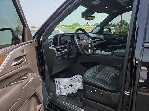 Used 2023 Cadillac Escalade Sport Platinum w/ LPO, ONYX Package AWD/4WD image 11