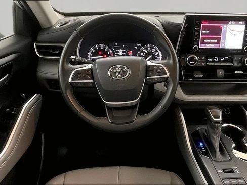 Used 2022 Toyota Highlander XLE AWD/4WD image 8