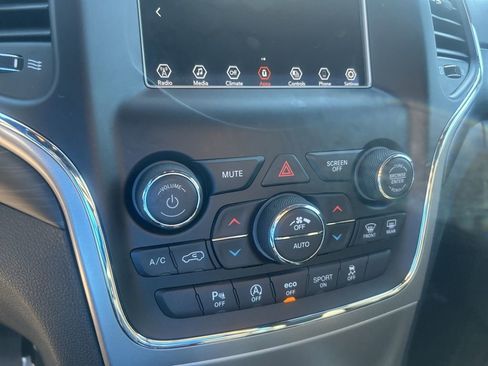 Used 2021 Jeep Grand Cherokee Laredo image 38