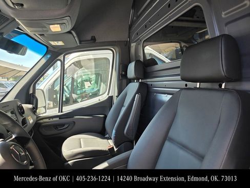 Used 2025 Mercedes-Benz Sprinter 2500 image 8