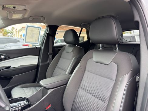 Used 2025 Chevrolet Trax LT FWD image 10