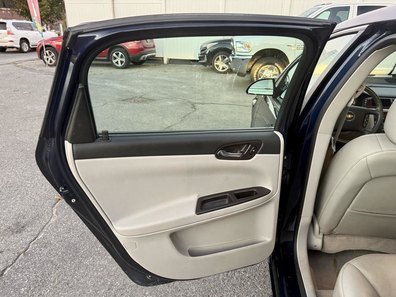 Used 2008 Chevrolet Impala LT w/ Luxury Edition Package FWD image 17
