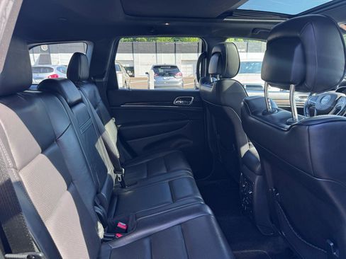 Used 2018 Jeep Grand Cherokee Overland AWD/4WD image 11