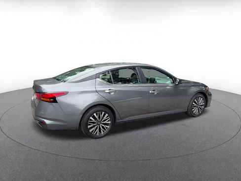 Used 2025 Nissan Altima 2.5 SV FWD image 12