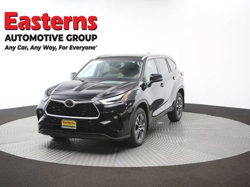 Used 2021 Toyota Highlander XLE AWD/4WD image 56