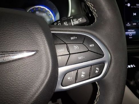 Used 2023 Chrysler Pacifica Touring-L AWD/4WD image 16