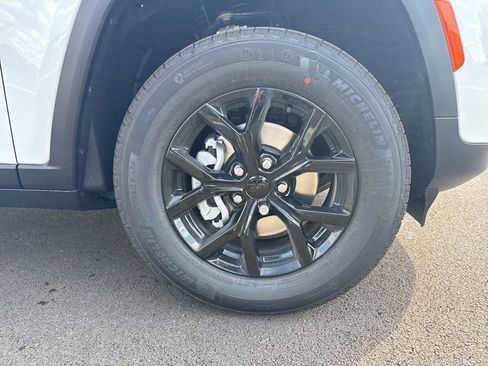 New 2025 Jeep Grand Cherokee Altitude image 9