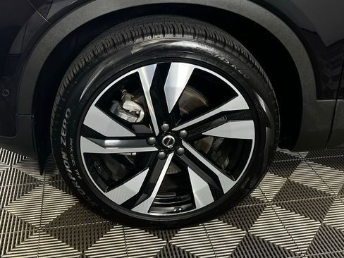 Used 2025 Volvo XC40 B5 Plus image 13