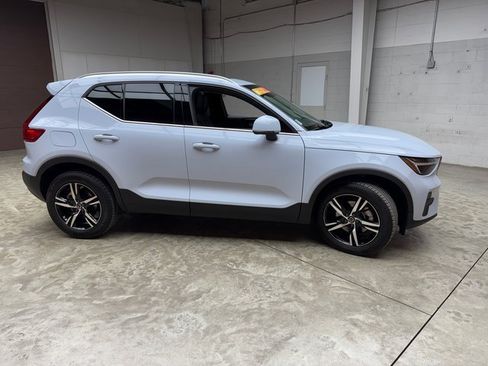 Used 2025 Volvo XC40 B5 Core image 6