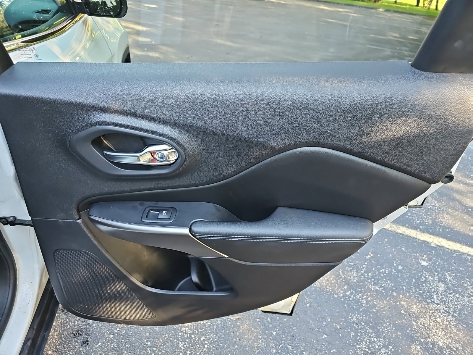 Used 2019 Jeep Cherokee Latitude w/ Popular Appearance Group FWD image 16