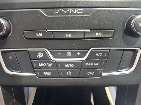 Used 2019 Ford Fusion SE FWD image 25