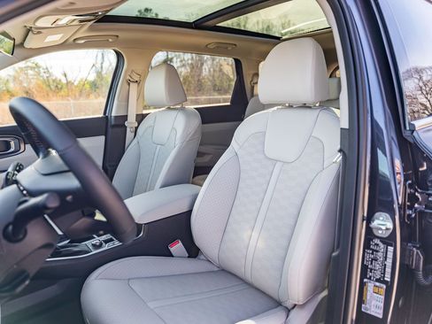 New 2026 Kia Sorento S w/ S Panoramic Sunroof Package FWD image 17