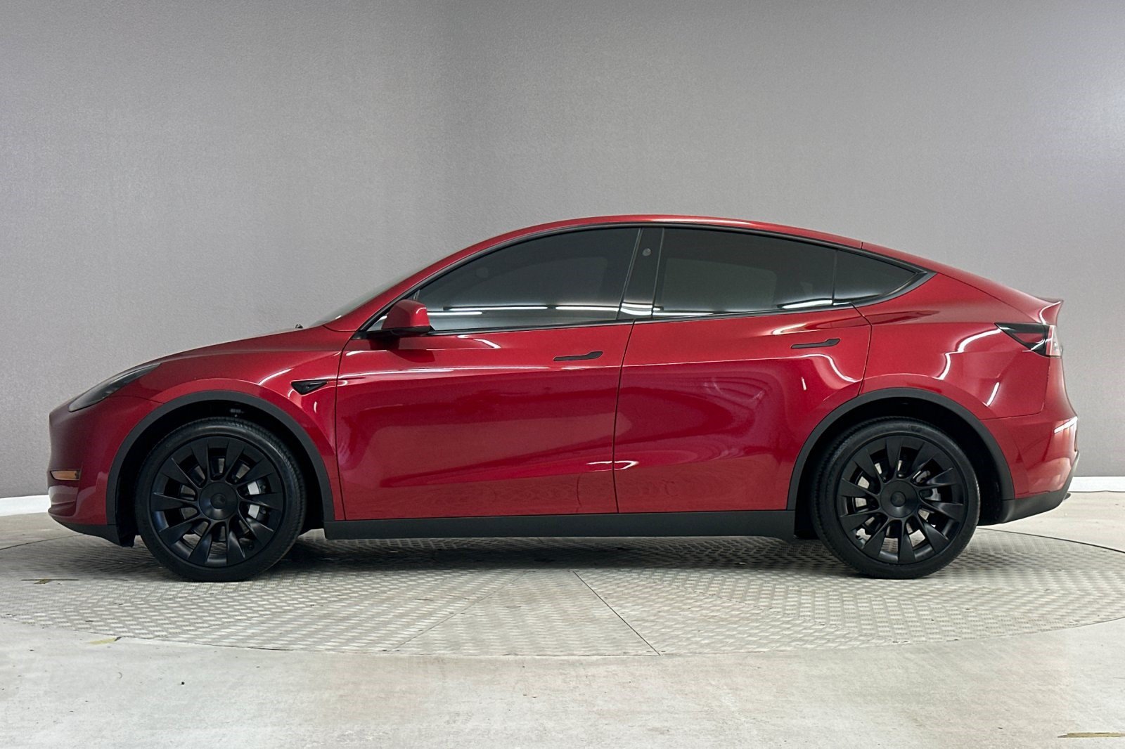Used 2024 Tesla Model Y Long Range AWD/4WD image 2