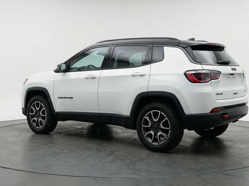 Used 2025 Jeep Compass Trailhawk AWD/4WD image 6