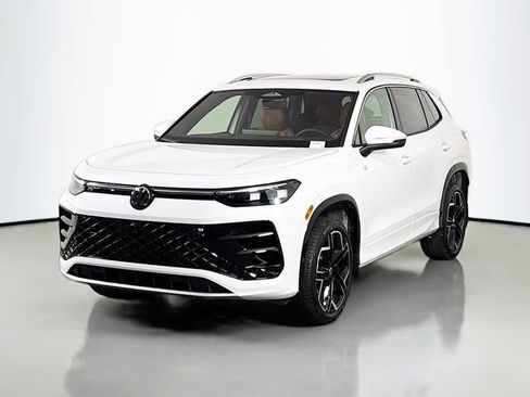 New 2026 Volkswagen Tiguan SEL R-Line image 3