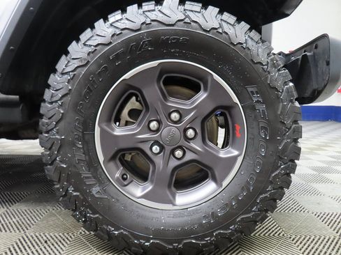 Used 2020 Jeep Gladiator Rubicon w/ Uconnect 4C Nav & Sound Group image 8