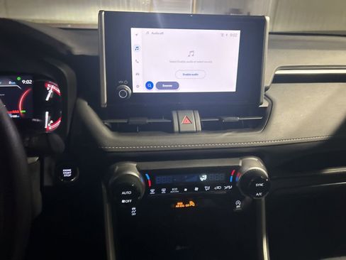 Used 2025 Toyota RAV4 XLE AWD/4WD image 19