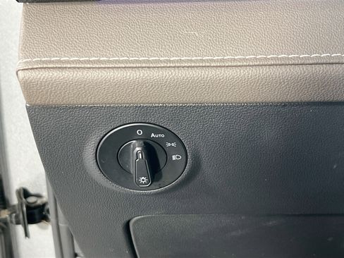 Used 2022 Volkswagen Taos SEL image 10