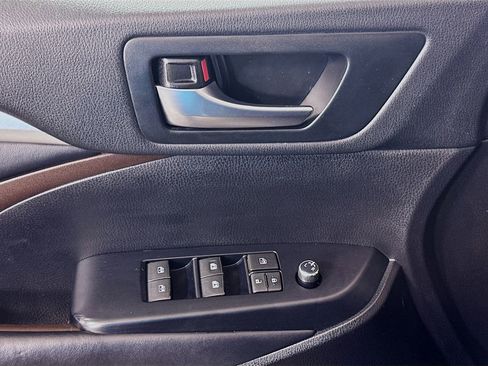 Used 2019 Toyota Highlander XLE image 17