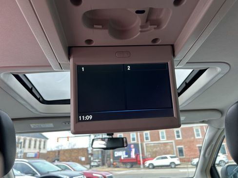 Used 2016 Chrysler Town & Country Touring-L image 39