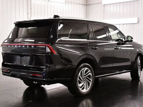 Used 2025 Lincoln Navigator Reserve AWD/4WD image 8