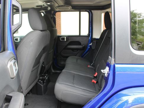 Used 2018 Jeep Wrangler Unlimited Sahara image 11