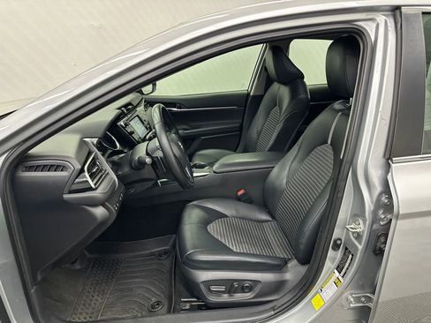 Used 2020 Toyota Camry SE image 9