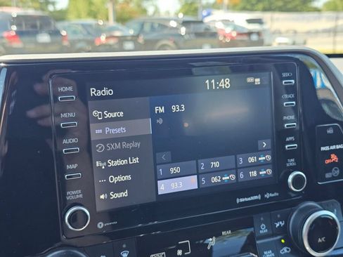 Used 2021 Toyota Highlander XLE AWD/4WD image 22