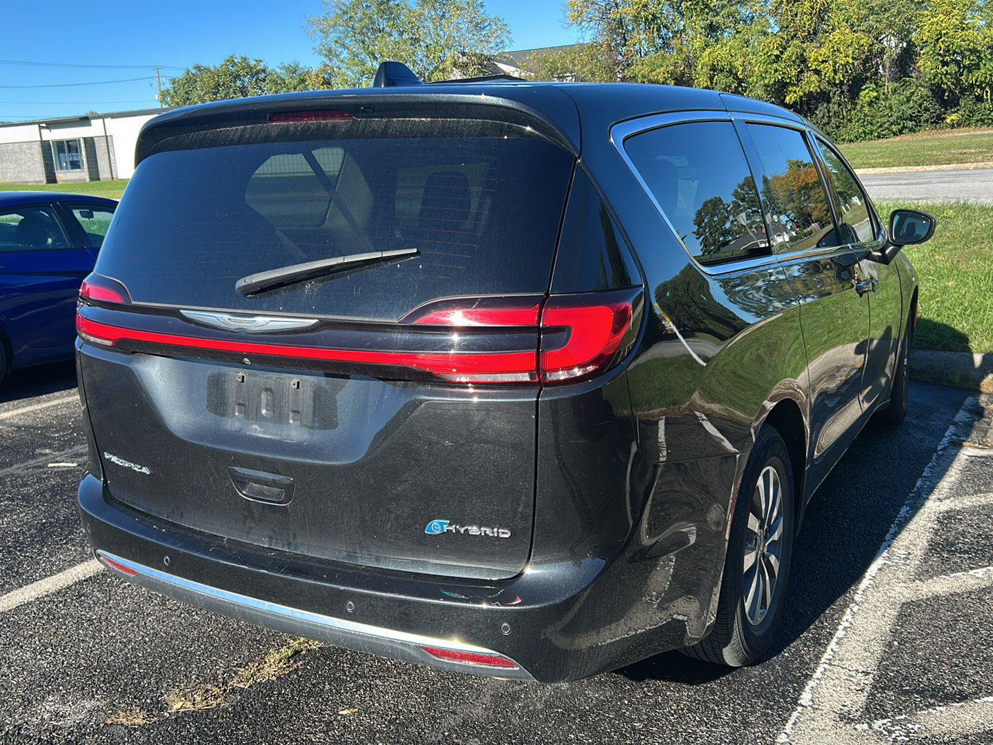 Used 2023 Chrysler Pacifica Touring-L FWD image 6