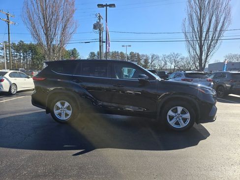 Used 2023 Toyota Highlander LE FWD image 9