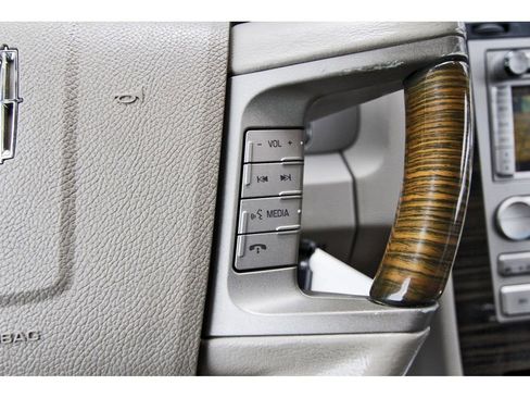 Used 2010 Lincoln Navigator L 2WD image 16