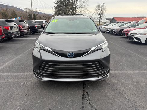 Used 2025 Toyota Sienna LE image 4