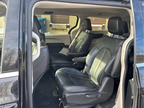 Used 2024 Chrysler Pacifica Select image 8