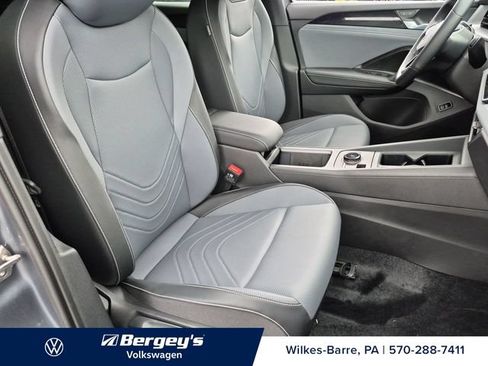 Certified 2026 Volkswagen Tiguan SE R-Line AWD/4WD image 28