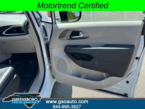 Used 2024 Chrysler Pacifica Touring-L FWD image 17