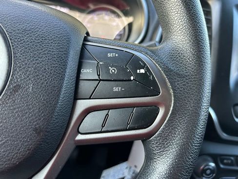 Used 2019 Jeep Cherokee Latitude w/ Popular Appearance Group FWD image 19