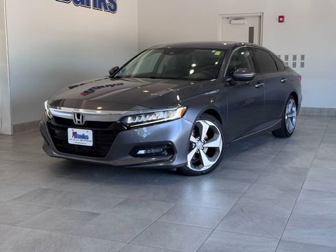 Used 2018 Honda Accord Touring image 2