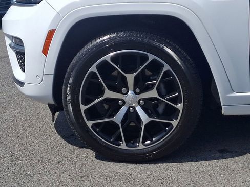 Used 2022 Jeep Grand Cherokee Summit AWD/4WD image 10