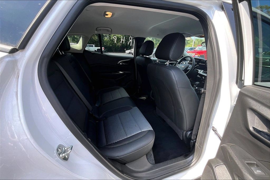 Used 2025 Chevrolet Trax LT FWD image 24