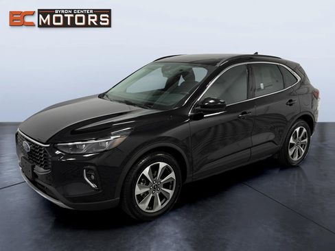 Used 2023 Ford Escape Platinum w/ Class II Trailer Tow Package AWD/4WD image 1