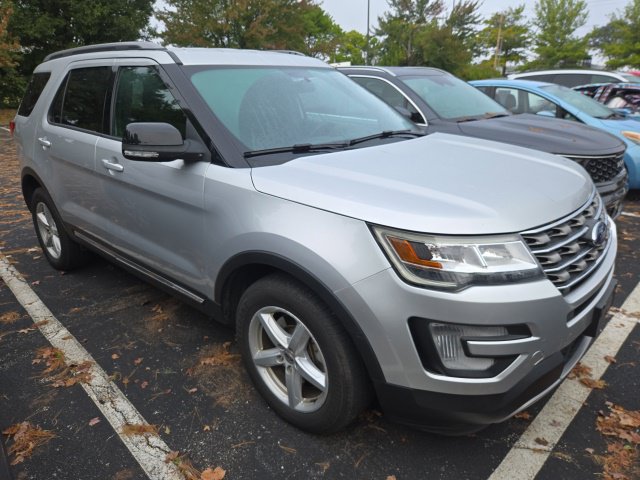 Used 2017 Ford Explorer XLT AWD/4WD image 2