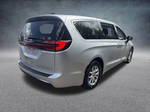Used 2024 Chrysler Pacifica Touring-L FWD image 10